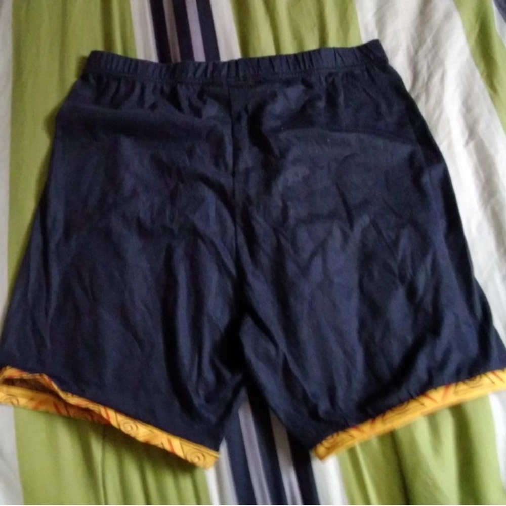 Black shorts, medium
